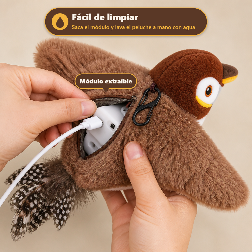Pajarito con la cremallera abierta y el módulo extraíble cargándose por USB: se saca el módulo para lavar el peluche a mano